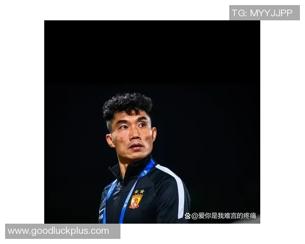 在战火中崛起的足球明星们的传奇人生与不屈精神